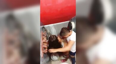 Metendo a pica na novinha no banheiro da balada