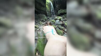 Rafaela Nery transando na cachoeira
