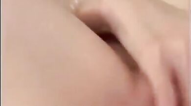 delicia da Tailândia se masturbando gostoso