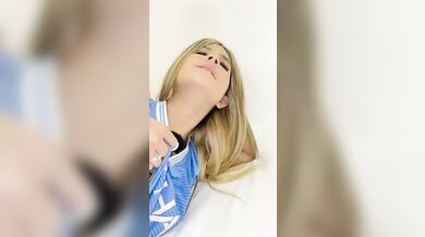 Loirinha gostosa fodendo com camisa do Haaland