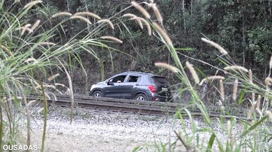 Amanda Borges went down to pee and fucked a man in the woods