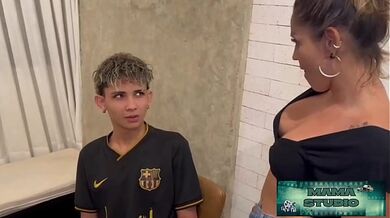 Mama Studio em:Trepei com minha madrasta safada para que ela não conte ao meu padastro que me pegou assistindo pornô na hora do jantar