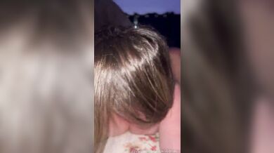 JESSICA ALENCAR DE QUATRO GEMENDO ALTO E TOMANDO LEITE NA BOCA