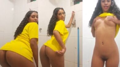 Moreninha sem calcinha rebolando na live