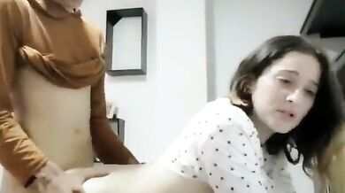 socando forte na buceta da prima gostosa na pia da cozinha