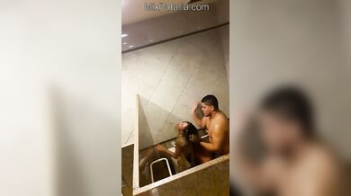 Flagra - Gordinho comendo a magrinha no banheiro