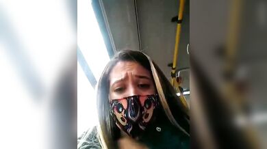Loira brasileira tocando siririca dentro do ônibus publico