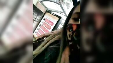 Loira brasileira tocando siririca dentro do ônibus publico