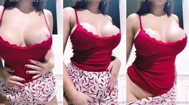 Deborah Furgang peituda tocando siririca