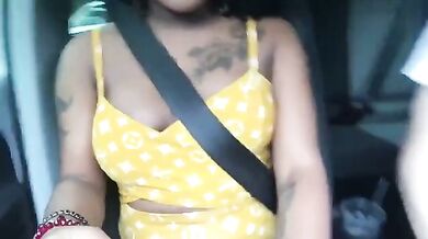 Novinho comendo uma negra deliciosa na cozinha