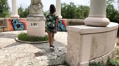 Comendo o cu da namorada em lugar publico