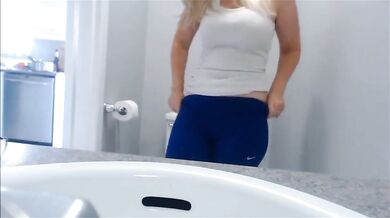 Loira deliciosa fodendo com desconhecido no banheiro de casa