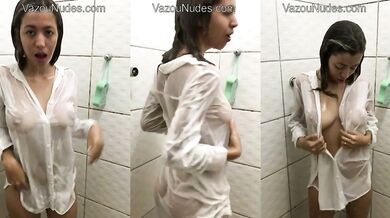 Novinha Bruna Santos Tomando Banho