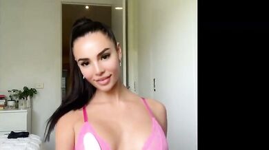 Vazou Siena batendo na bunda mostrando os peitos e a Buceta