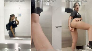 Vazou Novinha se Masturbando no Banheiro do Shopping