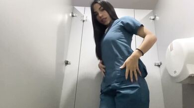 The perverse nurse masturbates in the bathroom squirting