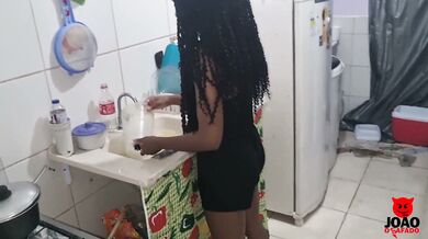 Marido acorda com fogo no pau e pega sua esposa na cozinha e levanta ela no colo e fode ela toda até encher sua buceta de gozar