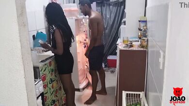 Marido acorda com fogo no pau e pega sua esposa na cozinha e levanta ela no colo e fode ela toda até encher sua buceta de gozar